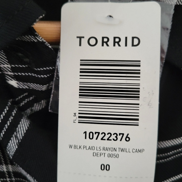 Torrid || 00 Black White Plaid Rayon Twill Camp Shirt - Picture 6 of 9